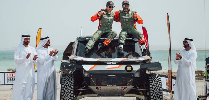 Dacia signe la victoire en Rallye Raid à Abu Dhabi, Loeb abandonne