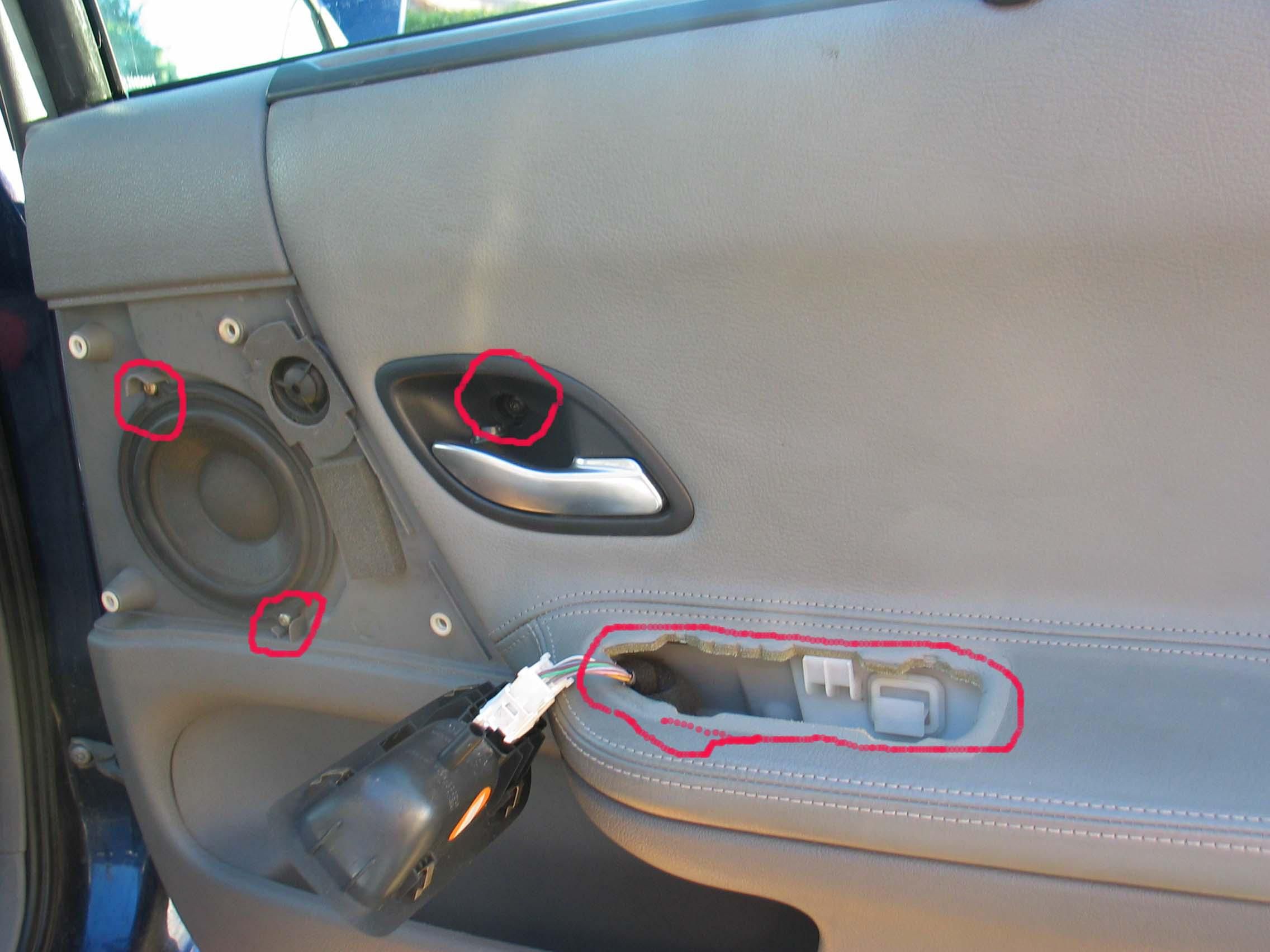 Réparer l'interrupteur d'un lève-vitre de voiture. 