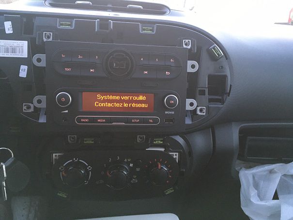 ᐈ Comment récupérer et entrer le code autoradio Twingo ? - Autoradio net
